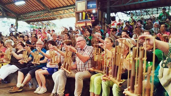 Pengunjung Diajak Bermain Angklung Bersama
