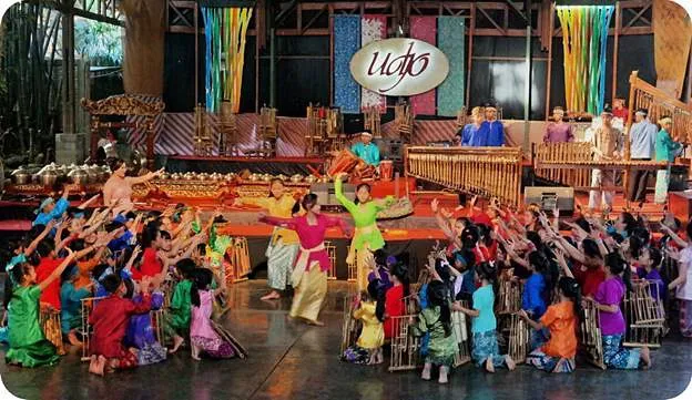 Pertunjukan di Saung Angklung Udjo