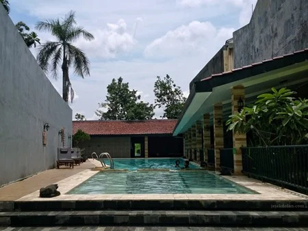 Kolam Renang di Meotel