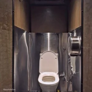 Toilet di Capsule Transit KLIA2