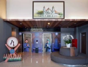 Cara Memilih Penginapan Untuk Orangtua Lansia - Lift Pesonna Hotel Semarang