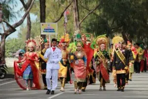 Menonton Pawai Budaya