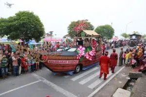 Menonton Pawai Budaya