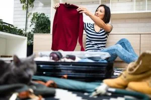 Tips Liburan Tetap Asyik Saat Musim Hujan - Bawa Pakaian Hangat
