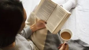 aktivitas seru - membaca buku