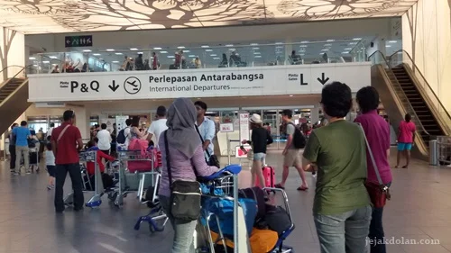 Transit lama di bandara