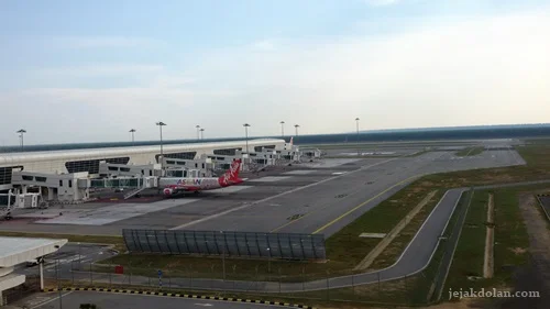 Transit lama di bandara ngapain enaknya ya?