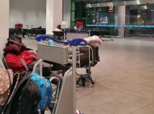tidur saat waktu transit di bandara