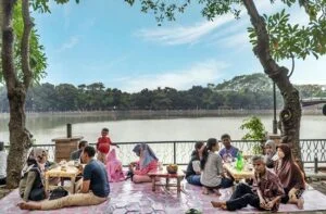 Santai di Sekitar Danau