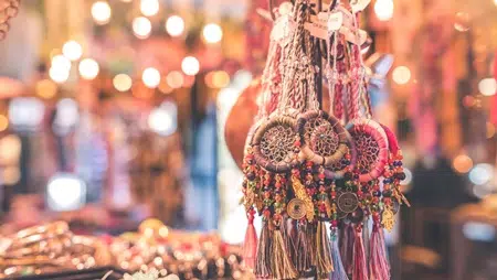 jual merchandise unik untuk menghasilkan uang dari traveling