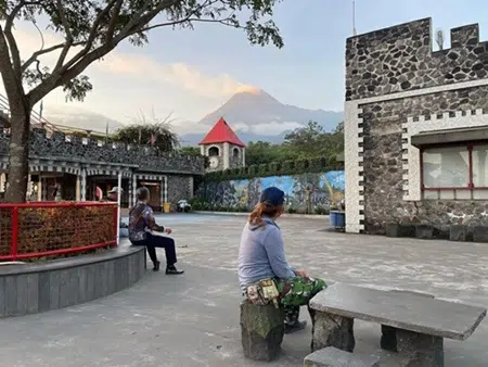 negeri dongeng the lost world castle yogyakarta