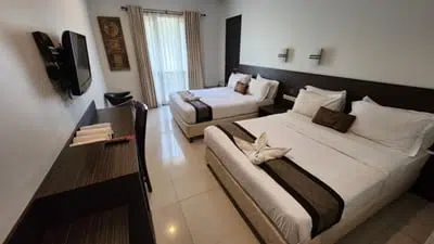 Summer Hills - Deluxe Queen Bed