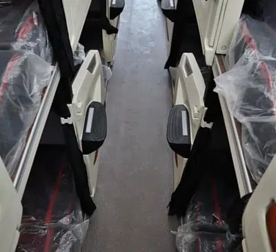 interior pijakan untuk naik ke dek atas