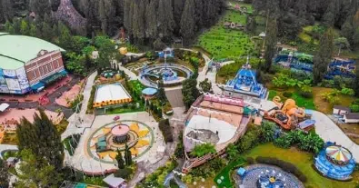 Taman rekreasi outdoor di tengah udara sejuk