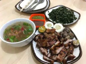 Makanan BPK dengan sayur, sup, dan sambal goti, nikmat ditemani segarnya soda Cap badak (Foto: lopiga.com)