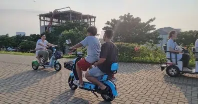 Menikmati tempat wisata naik sepeda listrik jadi lebih praktis