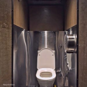Toilet di Capsule Transit KLIA2