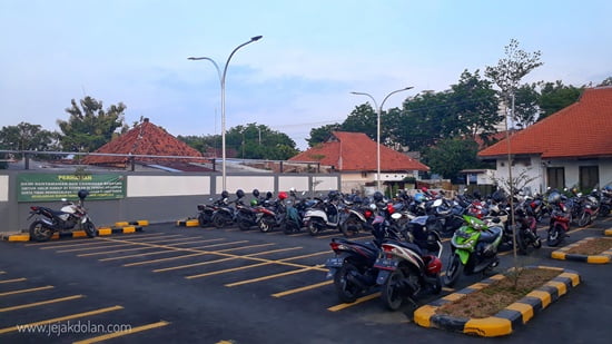 Tarif Parkir Sepeda Motor Stasiun Poncol dan Stasiun Tawang