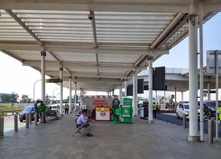 GoCar dan Grab di Bandara Ahmad Yani Semarang