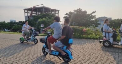 Menikmati tempat wisata naik sepeda listrik jadi lebih praktis
