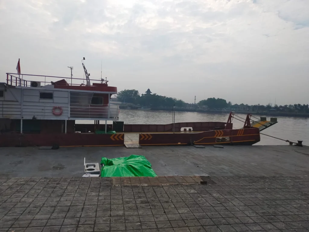 Kapal yang Bersandar di Sungai Kapuas